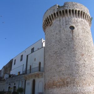 Castello di Conversano - Foto di Revolver77, licenza CC-BY-2.0, da Wikimedia Commons
